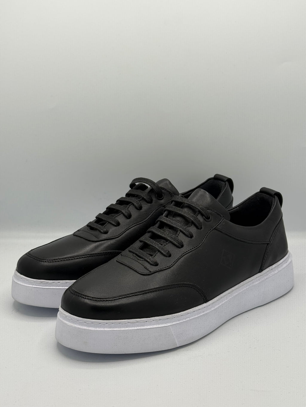 Sneakers Noires Premium – Cuir Lisse & Semelle Blanche Épaisse