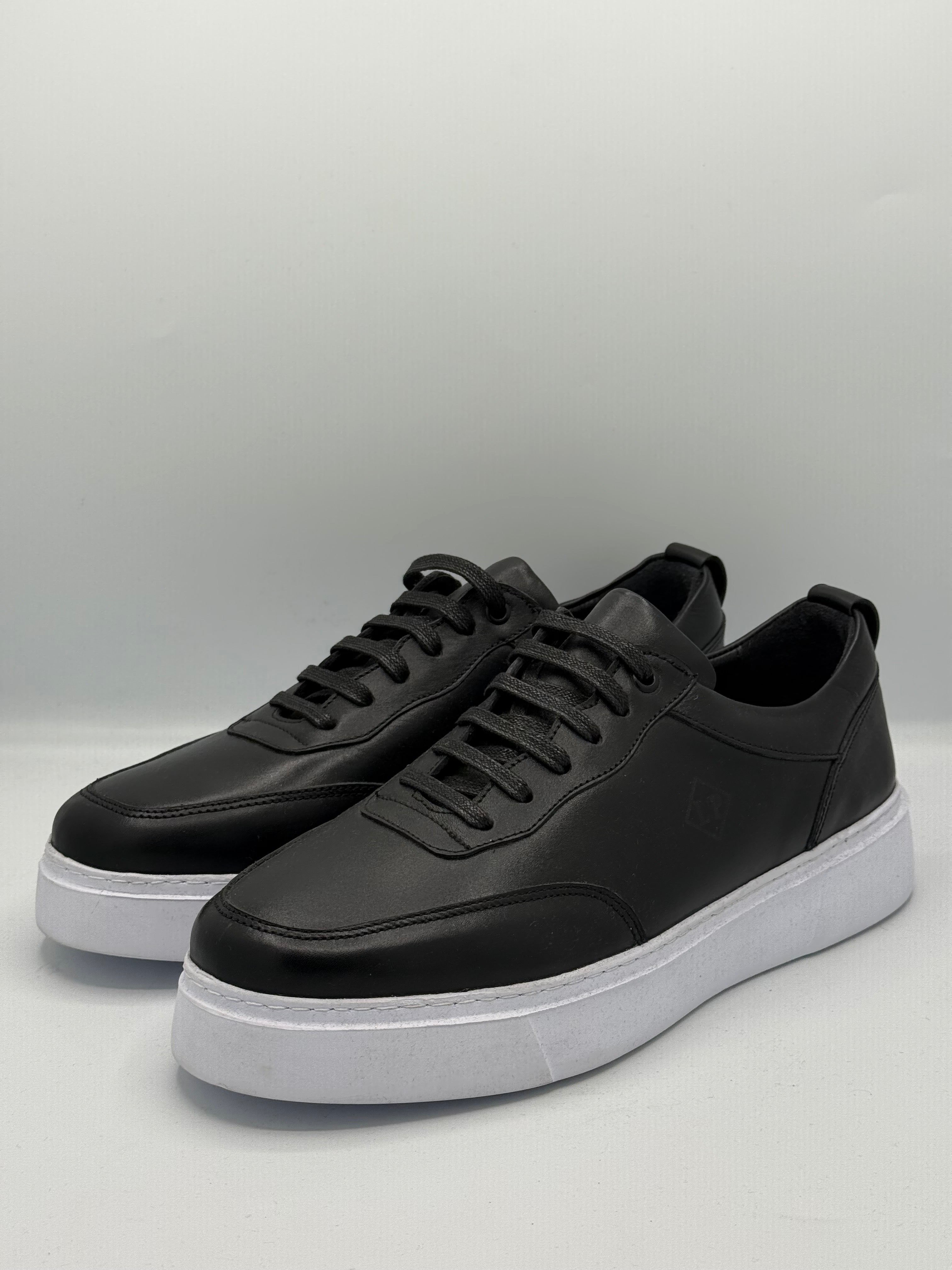 Sneakers Noires Premium – Cuir Lisse & Semelle Blanche Épaisse