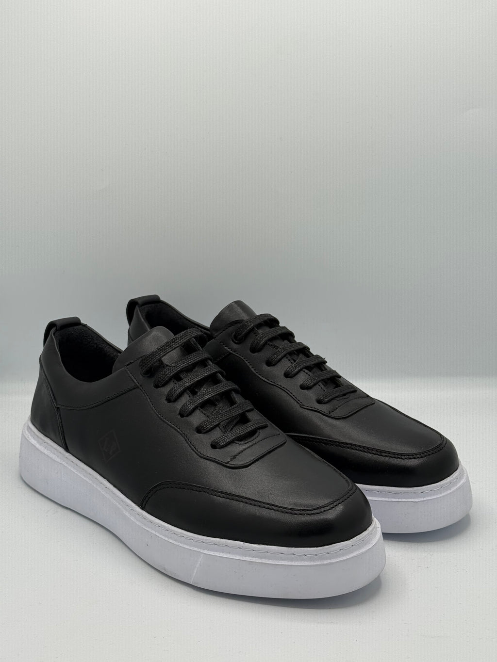 Sneakers Noires Premium – Cuir Lisse & Semelle Blanche Épaisse