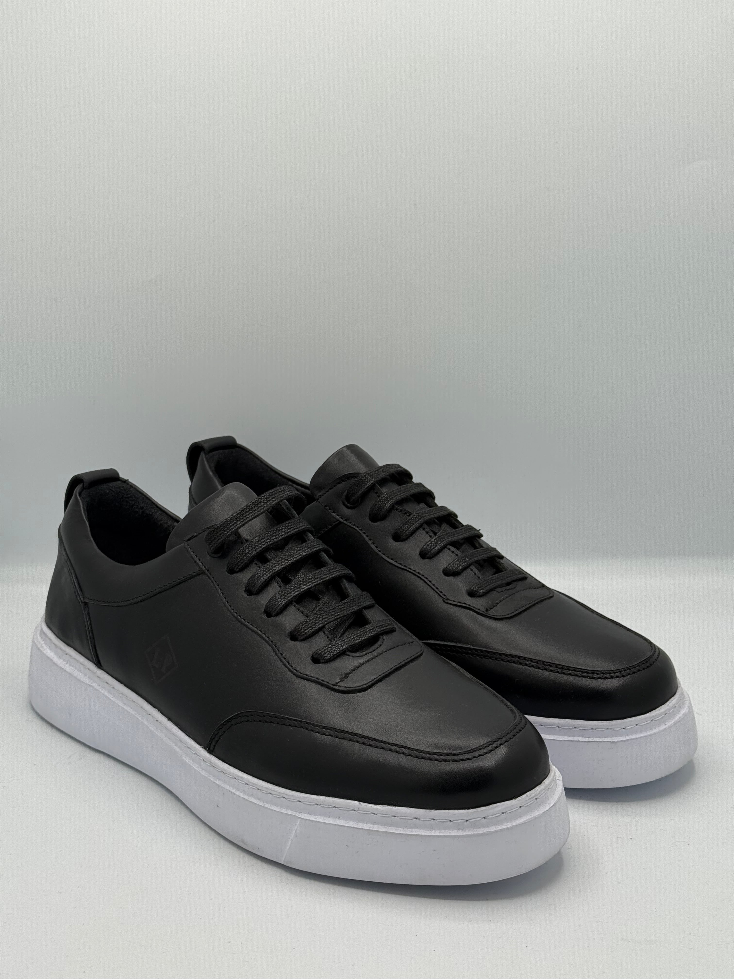 Sneakers Noires Premium – Cuir Lisse & Semelle Blanche Épaisse