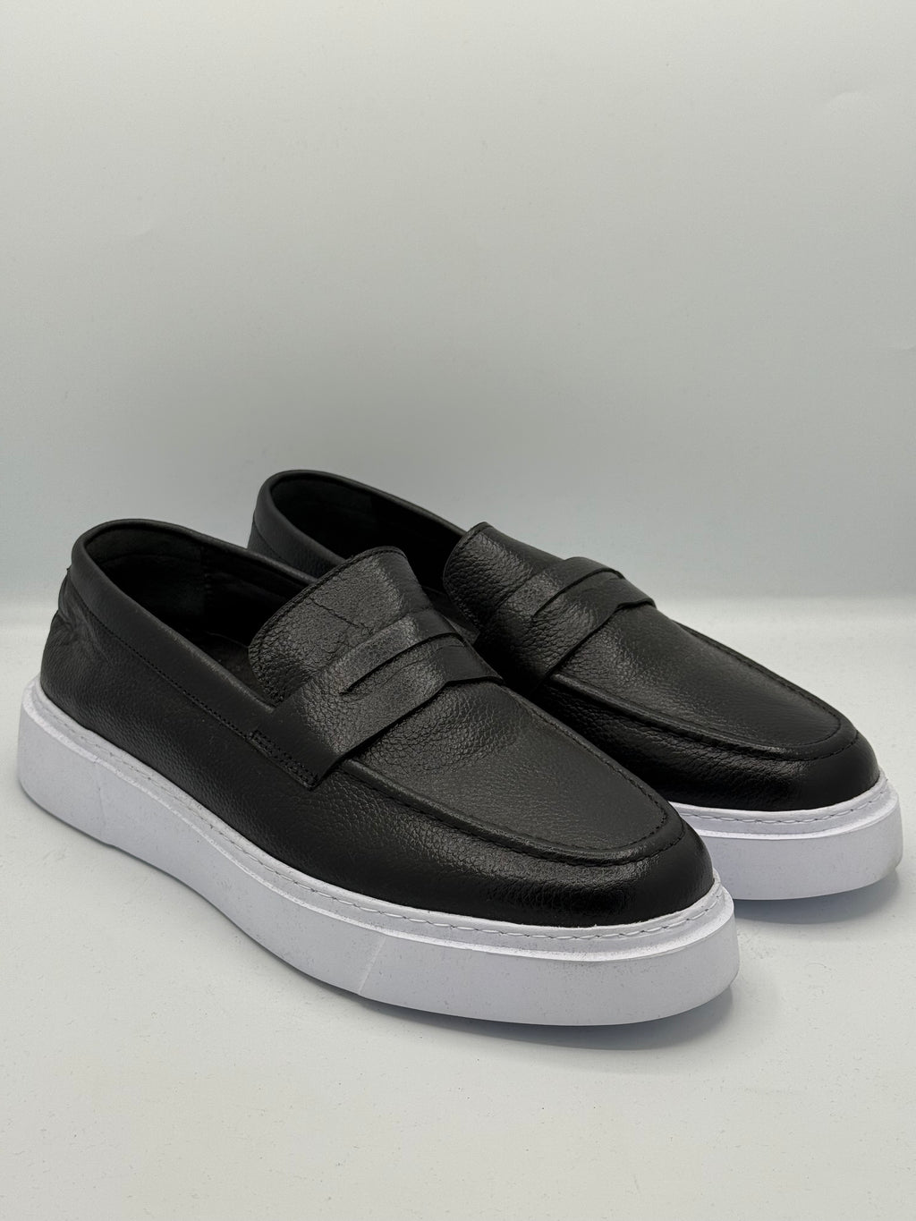 Mocassins Sneakers Noirs – Cuir Souple & Semelle Blanche Confort