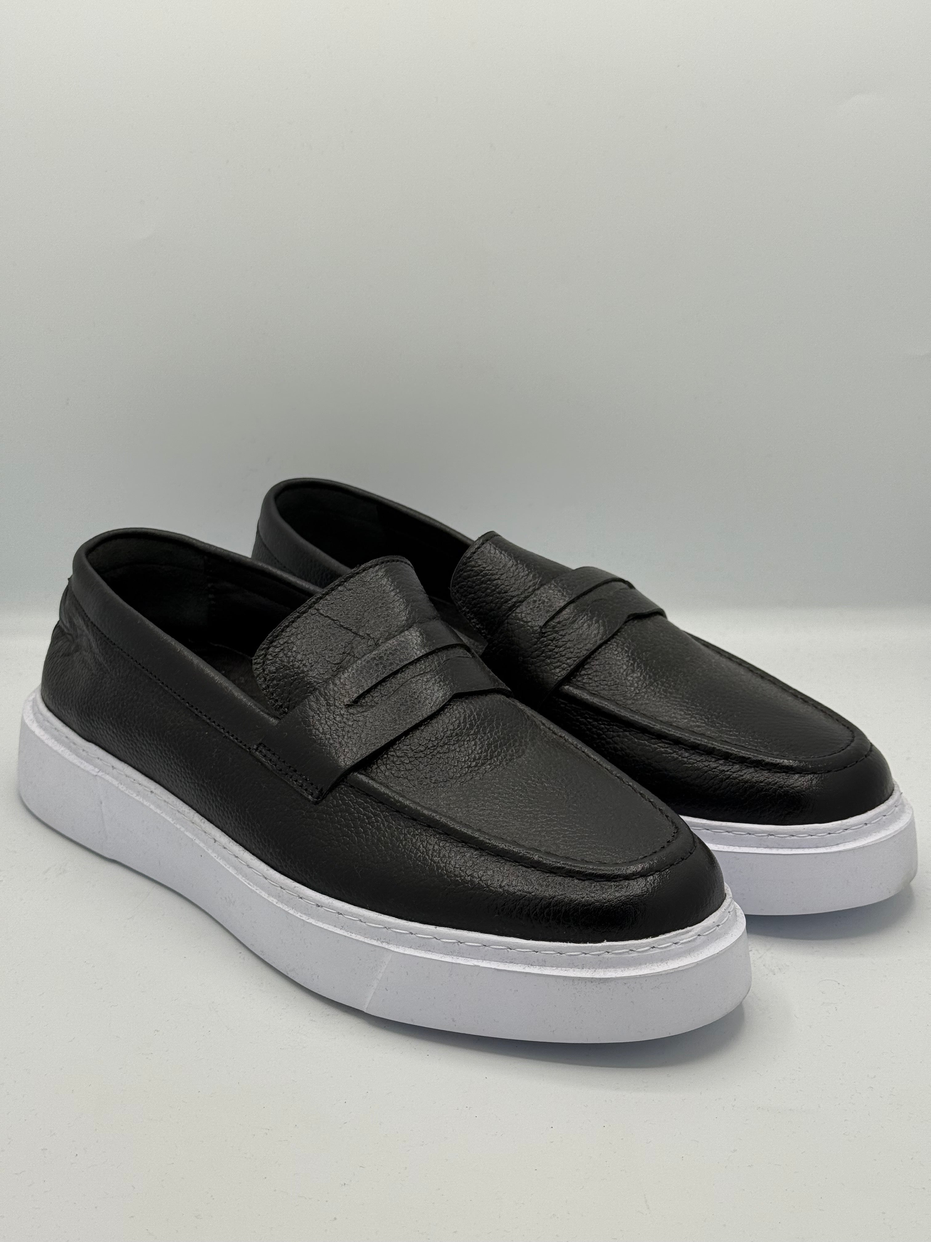 Mocassins Sneakers Noirs – Cuir Souple & Semelle Blanche Confort