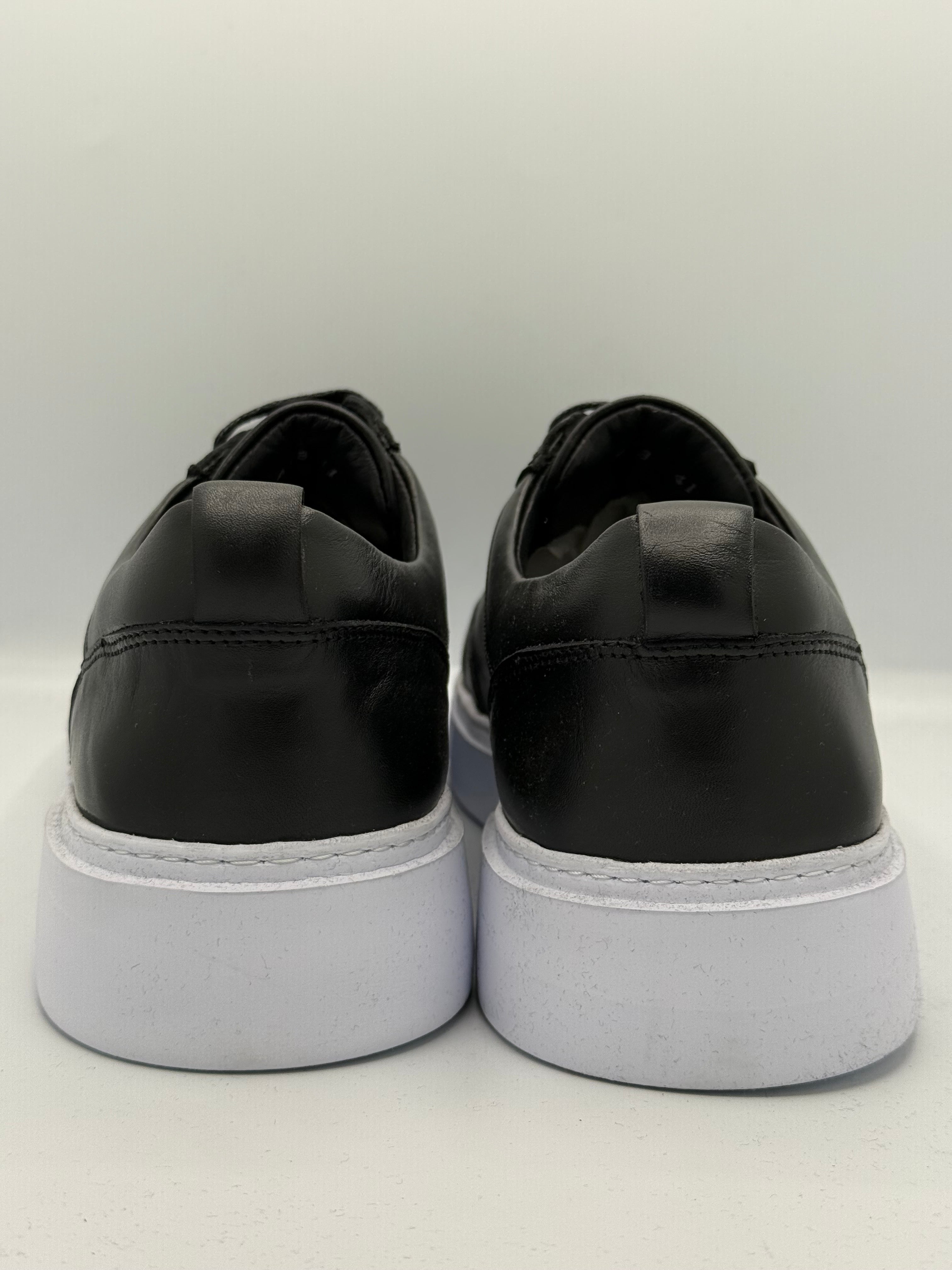 Sneakers en cuir Minimal Luxe – Noir & Blanc