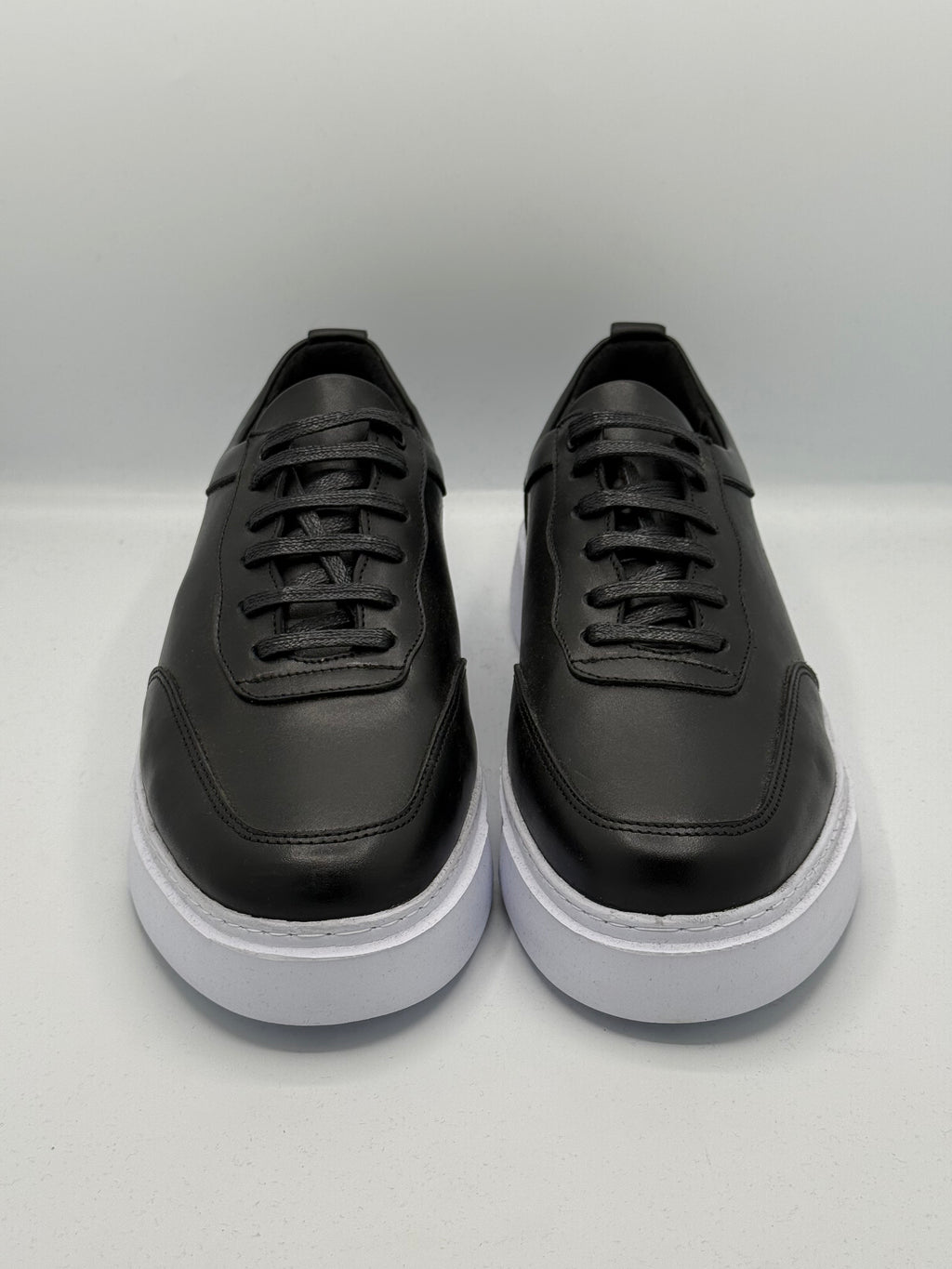 Sneakers en cuir Minimal Luxe – Noir & Blanc