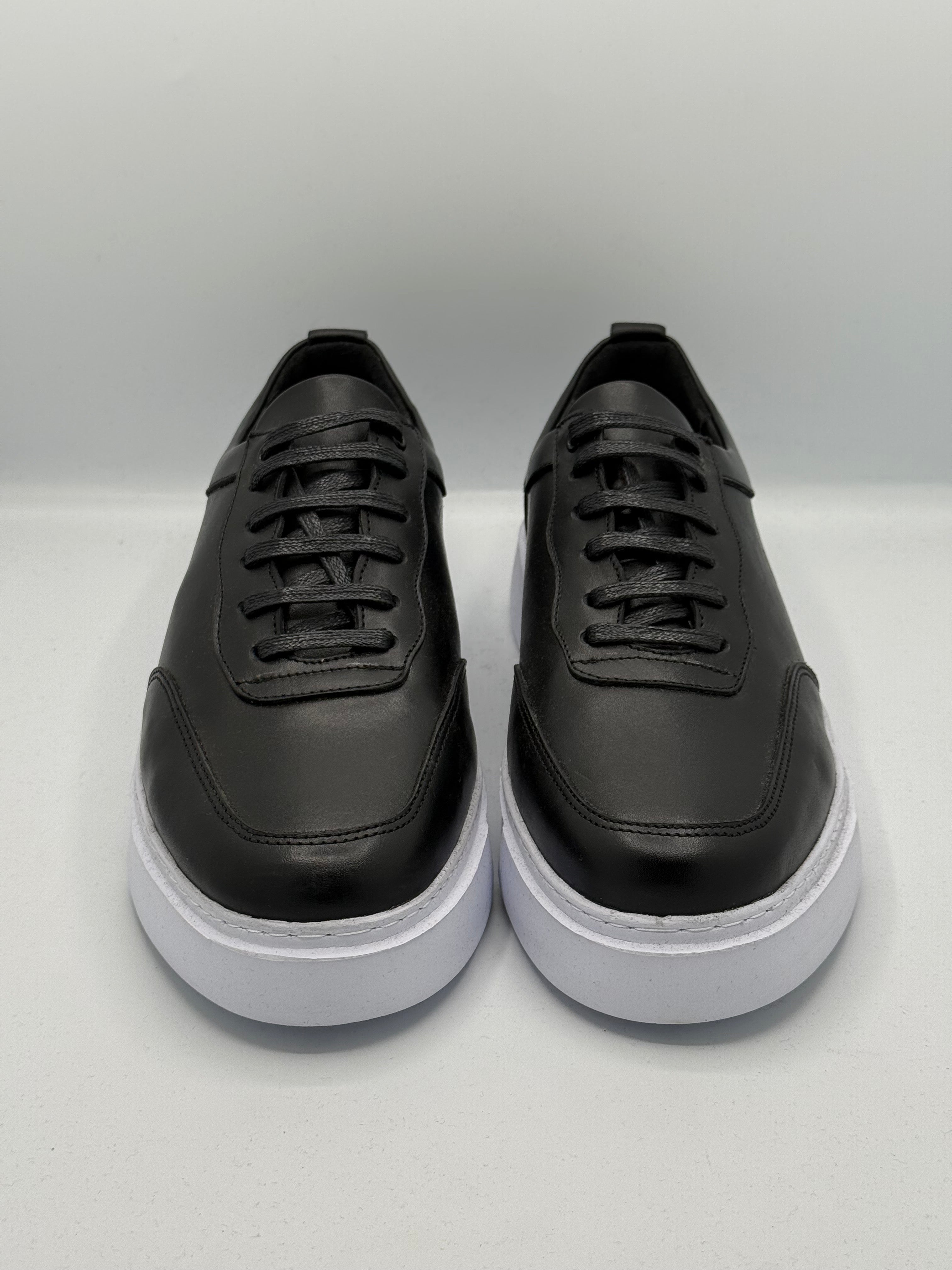 Sneakers en cuir Minimal Luxe – Noir & Blanc