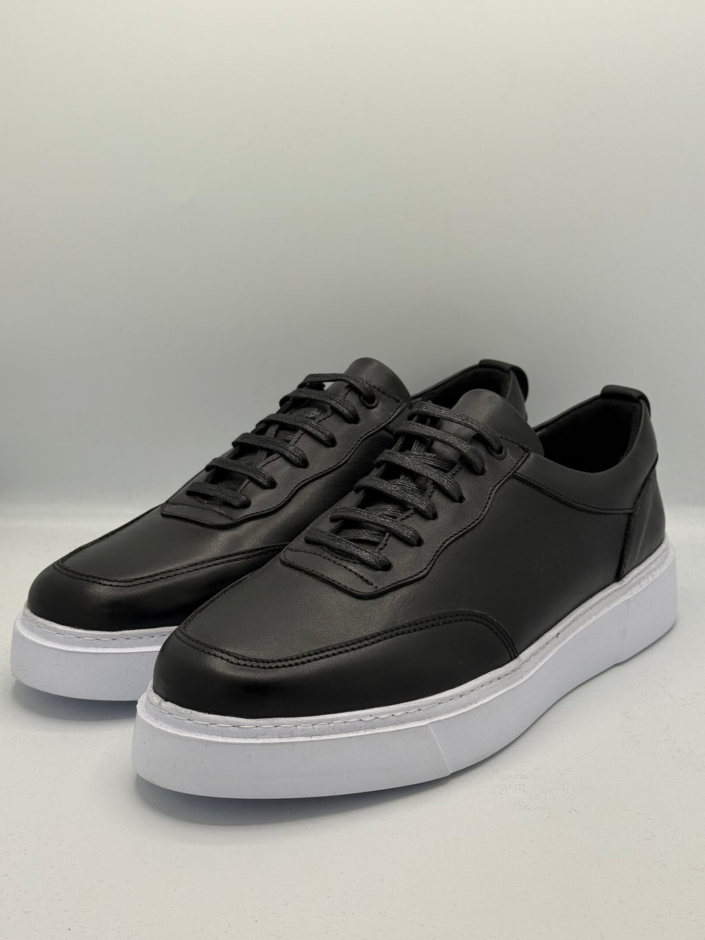 Sneakers en cuir Minimal Luxe – Noir & Blanc