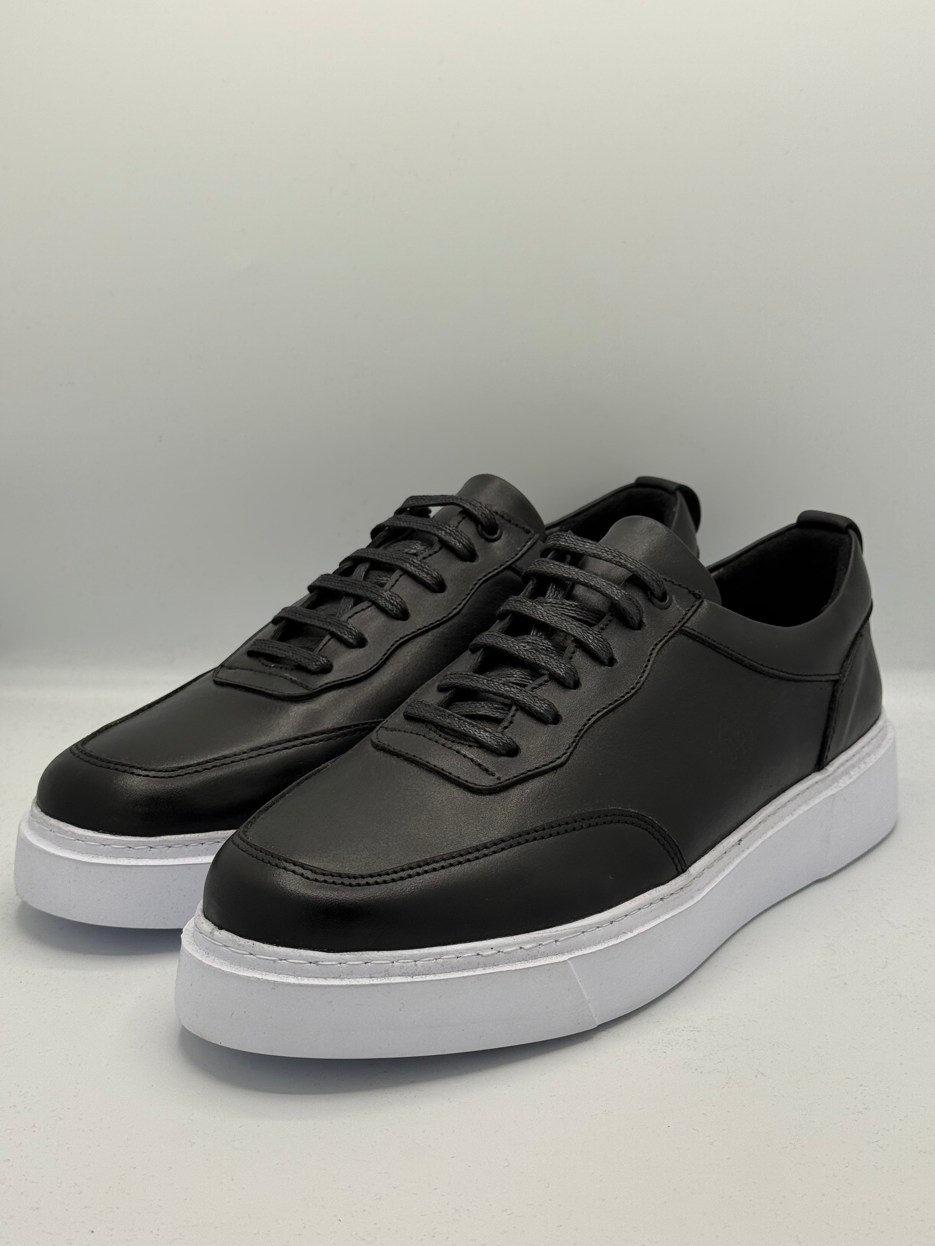 Sneakers en cuir Minimal Luxe – Noir & Blanc