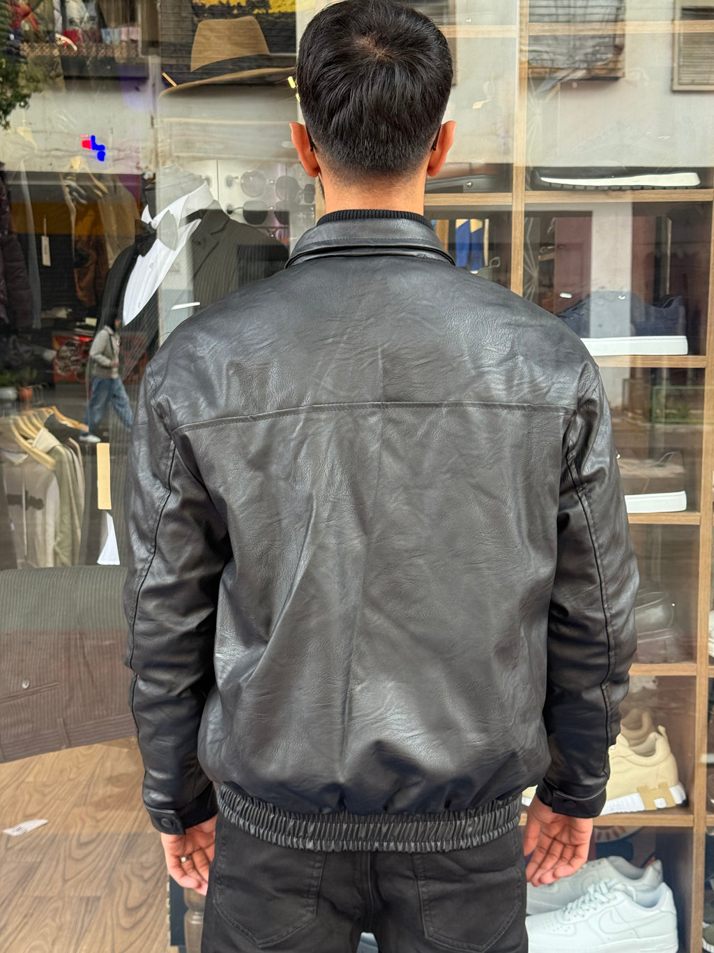 Veste Cuir Noir Homme – Élégance Urbaine à Boutons Pression