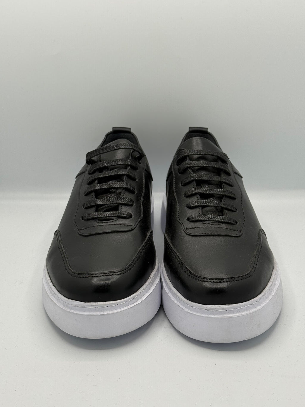 Sneakers Noires Premium – Cuir Lisse & Semelle Blanche Épaisse