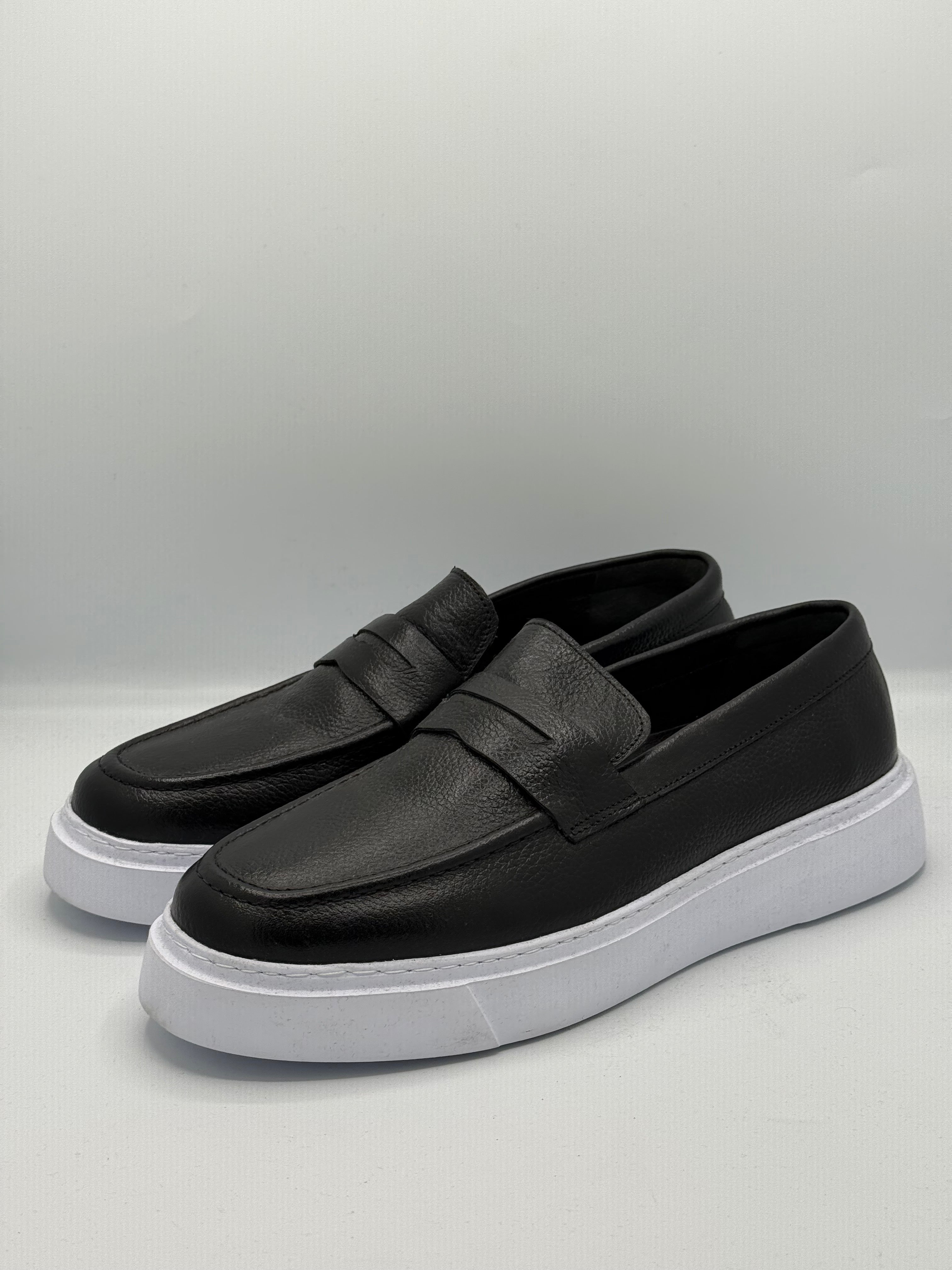 Mocassins Sneakers Noirs – Cuir Souple & Semelle Blanche Confort