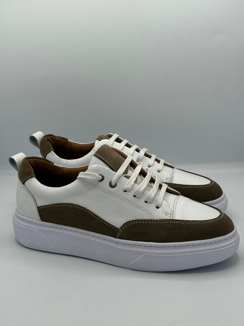 Sneakers Blanc & Marron Premium – Cuir & Daim, Style Élégant
